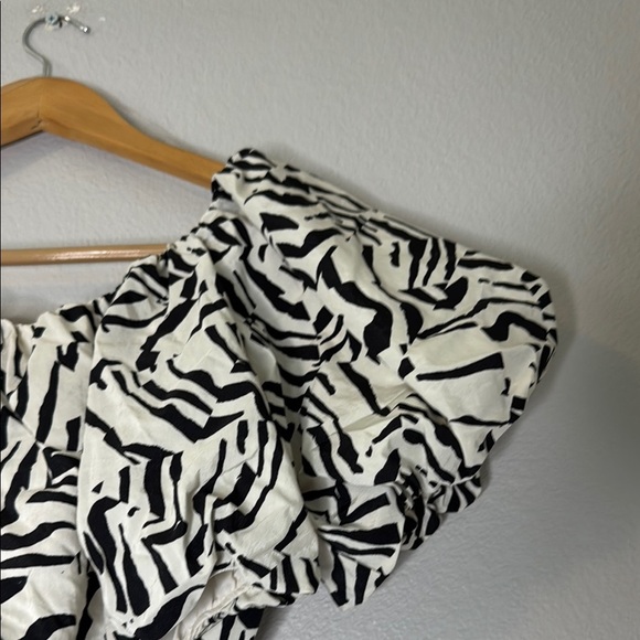 A New Day Black and Cream Ruffled Crop Blouse Size Small - Picture 10 of 13